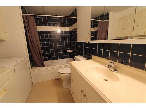 160 Anson Avenue Sw, Medicine Hat, AB - Indoor Photo Showing Bathroom