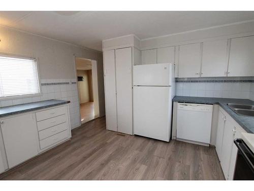 160 Anson Avenue Sw, Medicine Hat, AB - Indoor Photo Showing Kitchen With Double Sink