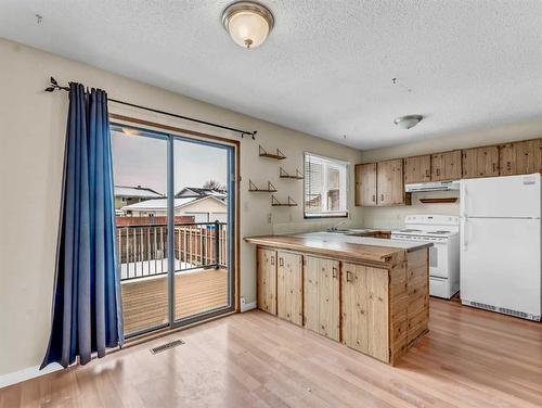 116 South Ridge Crescent Sw, Medicine Hat, AB - Indoor Photo Showing Kitchen