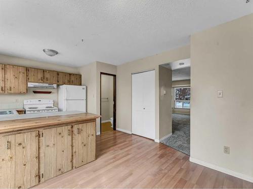 116 South Ridge Crescent Sw, Medicine Hat, AB - Indoor Photo Showing Kitchen