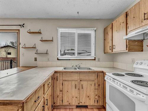 116 South Ridge Crescent Sw, Medicine Hat, AB - Indoor Photo Showing Kitchen With Double Sink