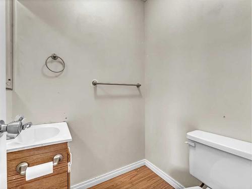 116 South Ridge Crescent Sw, Medicine Hat, AB - Indoor Photo Showing Bathroom