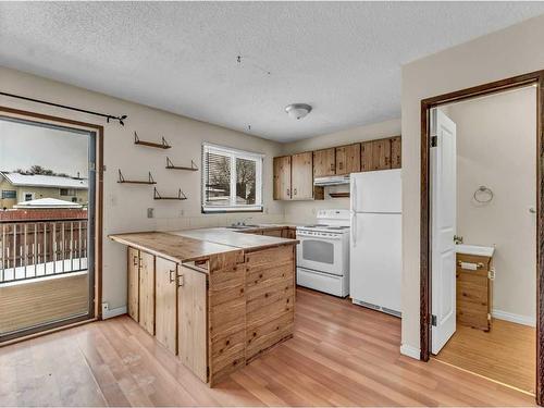 116 South Ridge Crescent Sw, Medicine Hat, AB - Indoor Photo Showing Kitchen