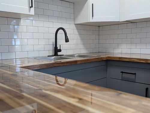 1370 Mckenzie Crescent Nw, Medicine Hat, AB - Indoor Photo Showing Kitchen With Double Sink