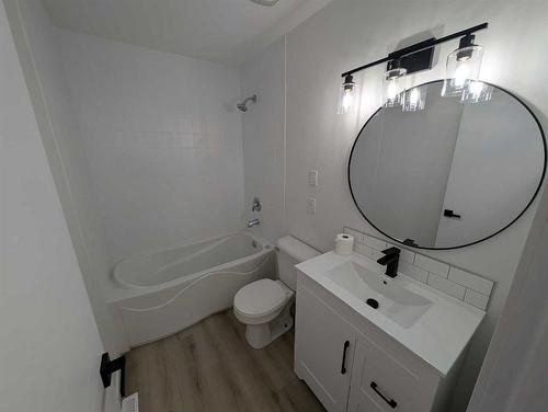 1370 Mckenzie Crescent Nw, Medicine Hat, AB - Indoor Photo Showing Bathroom