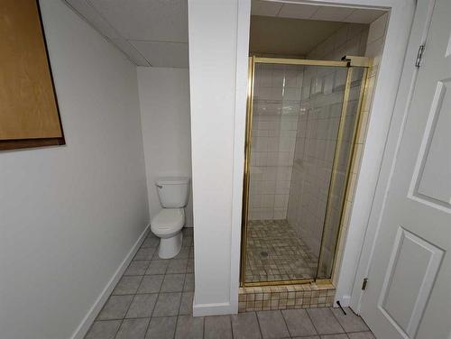 1370 Mckenzie Crescent Nw, Medicine Hat, AB - Indoor Photo Showing Bathroom