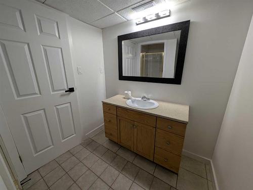 1370 Mckenzie Crescent Nw, Medicine Hat, AB - Indoor Photo Showing Bathroom