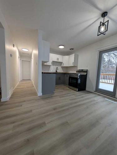 1370 Mckenzie Crescent Nw, Medicine Hat, AB - Indoor Photo Showing Kitchen