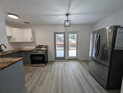 1370 Mckenzie Crescent Nw, Medicine Hat, AB - Indoor Photo Showing Kitchen