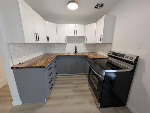 1370 Mckenzie Crescent Nw, Medicine Hat, AB - Indoor Photo Showing Kitchen