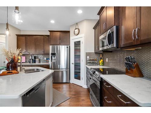 606 Somerside View Se, Medicine Hat, AB - Indoor Photo Showing Kitchen With Double Sink With Upgraded Kitchen