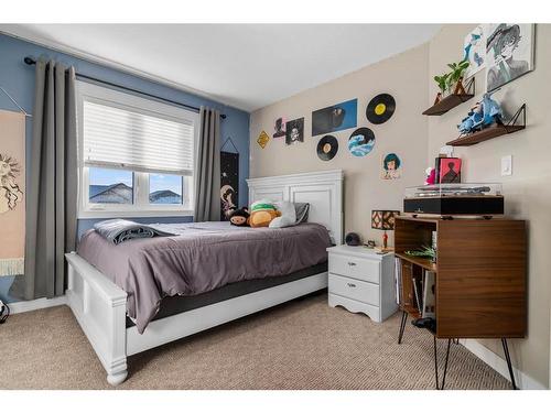 606 Somerside View Se, Medicine Hat, AB - Indoor Photo Showing Bedroom