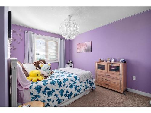 606 Somerside View Se, Medicine Hat, AB - Indoor Photo Showing Bedroom