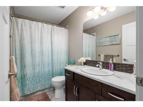 606 Somerside View Se, Medicine Hat, AB - Indoor Photo Showing Bathroom