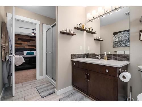 606 Somerside View Se, Medicine Hat, AB - Indoor Photo Showing Bathroom