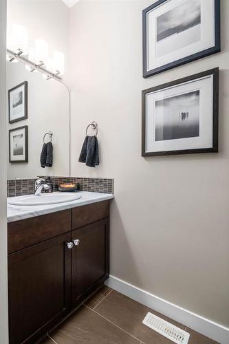 606 Somerside View Se, Medicine Hat, AB - Indoor Photo Showing Bathroom