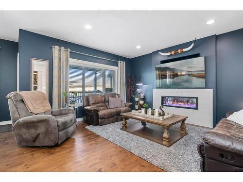 606 Somerside View Se, Medicine Hat, AB - Indoor Photo Showing Living Room