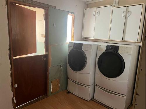 333 1 Street Sw, Redcliff, AB - Indoor Photo Showing Laundry Room