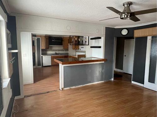 333 1 Street Sw, Redcliff, AB - Indoor Photo Showing Kitchen