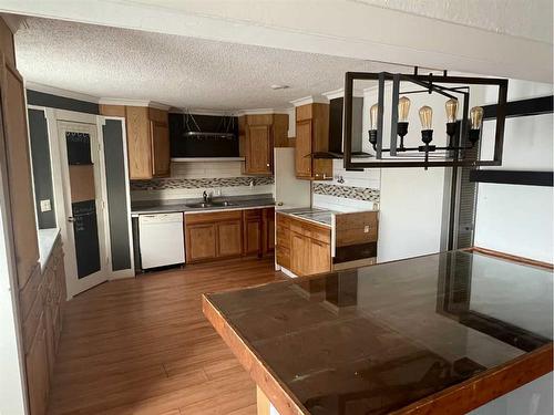 333 1 Street Sw, Redcliff, AB - Indoor Photo Showing Kitchen With Double Sink