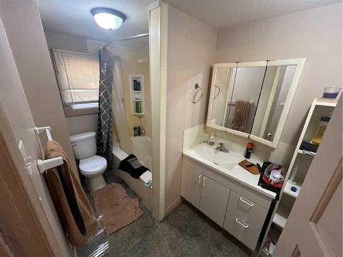 1246 Dominion Street Se, Medicine Hat, AB - Indoor Photo Showing Bathroom