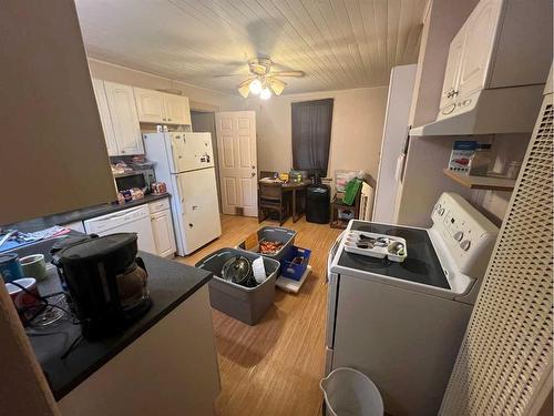 1246 Dominion Street Se, Medicine Hat, AB - Indoor Photo Showing Laundry Room