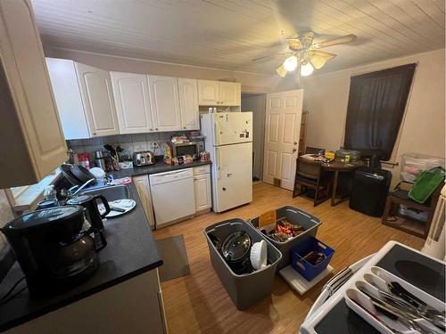 1246 Dominion Street Se, Medicine Hat, AB - Indoor Photo Showing Kitchen