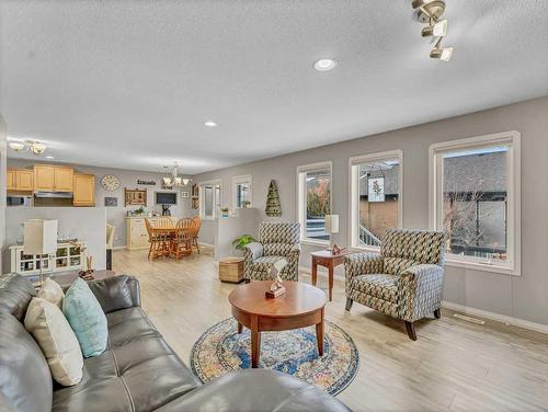 8 Sunrise Bay Sw, Medicine Hat, AB - Indoor Photo Showing Living Room