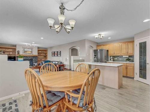 8 Sunrise Bay Sw, Medicine Hat, AB - Indoor Photo Showing Dining Room