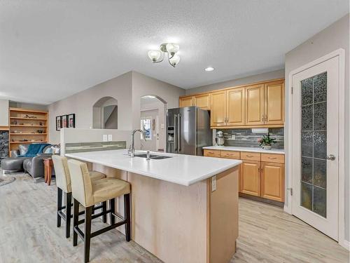 8 Sunrise Bay Sw, Medicine Hat, AB - Indoor Photo Showing Kitchen