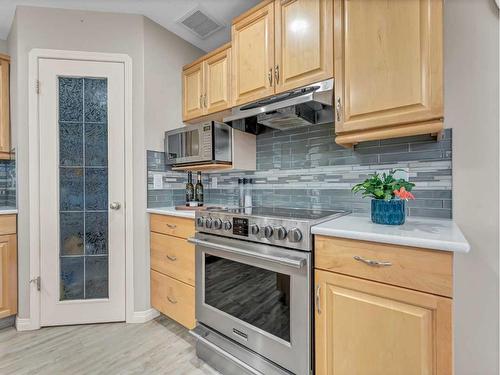 8 Sunrise Bay Sw, Medicine Hat, AB - Indoor Photo Showing Kitchen