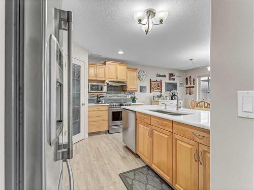 8 Sunrise Bay Sw, Medicine Hat, AB - Indoor Photo Showing Kitchen With Double Sink