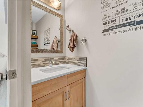 8 Sunrise Bay Sw, Medicine Hat, AB - Indoor Photo Showing Bathroom