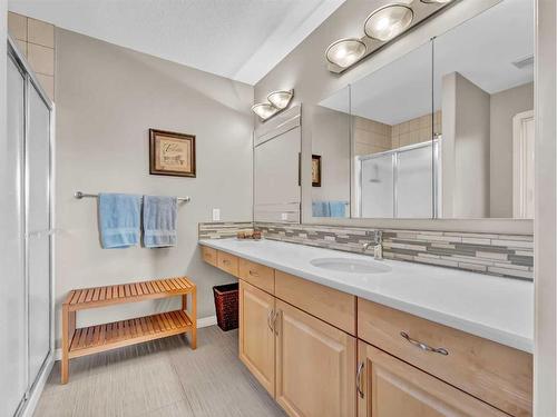 8 Sunrise Bay Sw, Medicine Hat, AB - Indoor Photo Showing Bathroom