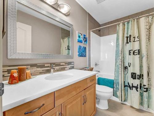 8 Sunrise Bay Sw, Medicine Hat, AB - Indoor Photo Showing Bathroom