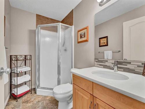 8 Sunrise Bay Sw, Medicine Hat, AB - Indoor Photo Showing Bathroom