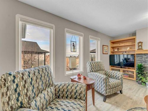 8 Sunrise Bay Sw, Medicine Hat, AB - Indoor Photo Showing Living Room