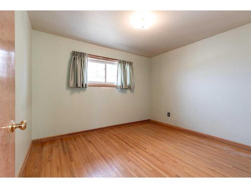 322 Connaught Drive Sw, Medicine Hat, AB - Indoor Photo Showing Other Room