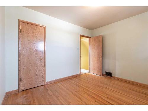 322 Connaught Drive Sw, Medicine Hat, AB - Indoor Photo Showing Other Room