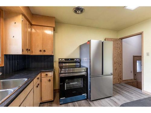 322 Connaught Drive Sw, Medicine Hat, AB - Indoor Photo Showing Kitchen With Double Sink