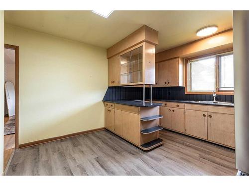 322 Connaught Drive Sw, Medicine Hat, AB - Indoor Photo Showing Kitchen With Double Sink