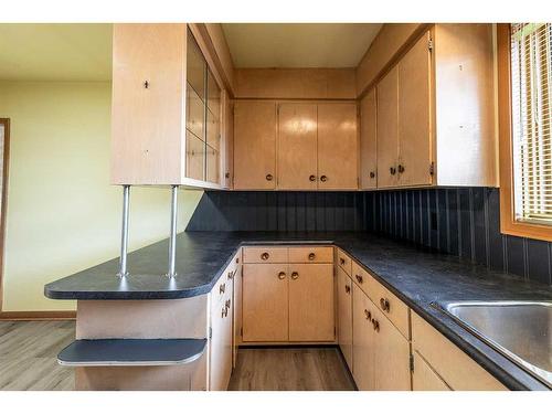 322 Connaught Drive Sw, Medicine Hat, AB - Indoor Photo Showing Kitchen