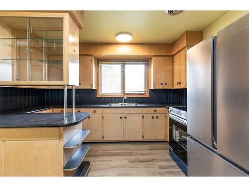 322 Connaught Drive Sw, Medicine Hat, AB - Indoor Photo Showing Kitchen With Double Sink