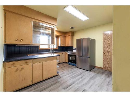 322 Connaught Drive Sw, Medicine Hat, AB - Indoor Photo Showing Kitchen With Double Sink