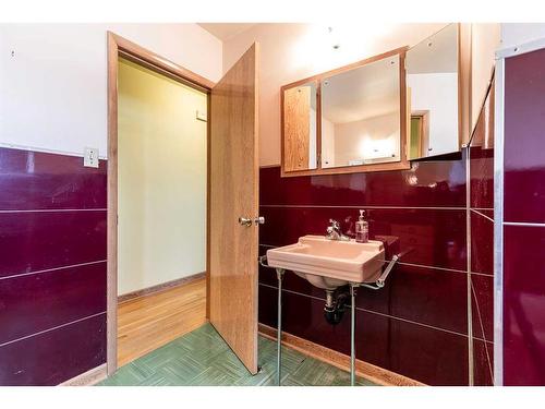 322 Connaught Drive Sw, Medicine Hat, AB - Indoor Photo Showing Bathroom