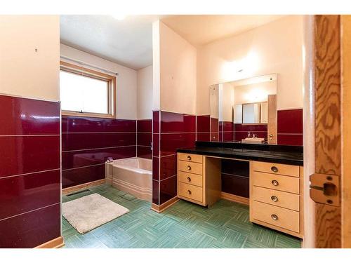 322 Connaught Drive Sw, Medicine Hat, AB - Indoor Photo Showing Bathroom