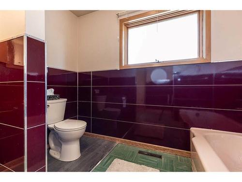 322 Connaught Drive Sw, Medicine Hat, AB - Indoor Photo Showing Bathroom