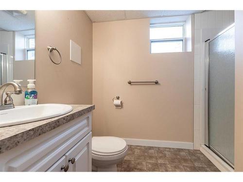 322 Connaught Drive Sw, Medicine Hat, AB - Indoor Photo Showing Bathroom