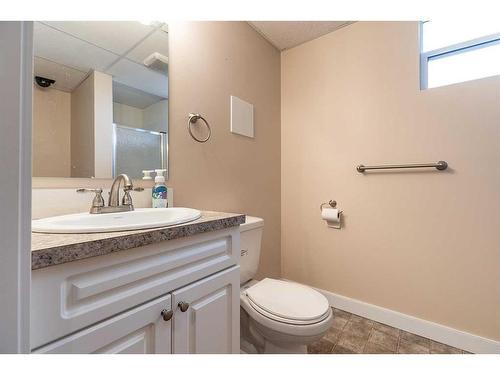 322 Connaught Drive Sw, Medicine Hat, AB - Indoor Photo Showing Bathroom