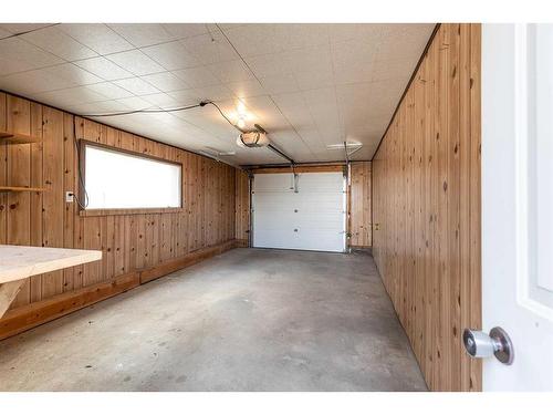 322 Connaught Drive Sw, Medicine Hat, AB - Indoor Photo Showing Garage